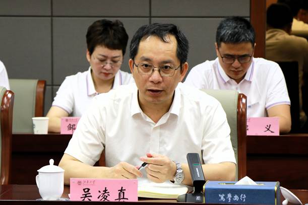 图片包含 桌子, 室内, 人, 男人 AI 生成的内容可能不正确。