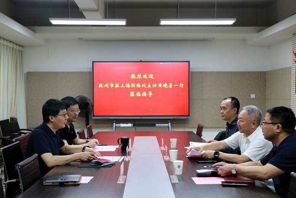 会议室里的人们 AI 生成的内容可能不正确。