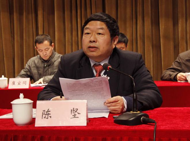 校长陈坚向大会作工作报告