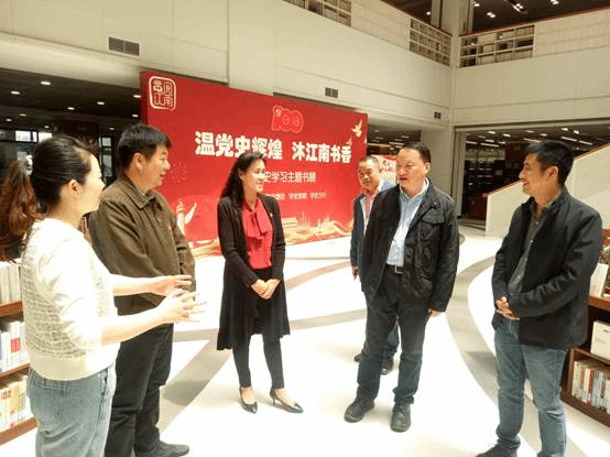 说明: E:\林丹工作\10 党史学习教育实施方案\06 指导组来校\20210426 指导组来校(基层师生访谈会)\0426 基层访谈会\指导组进校参观图书馆2.jpg