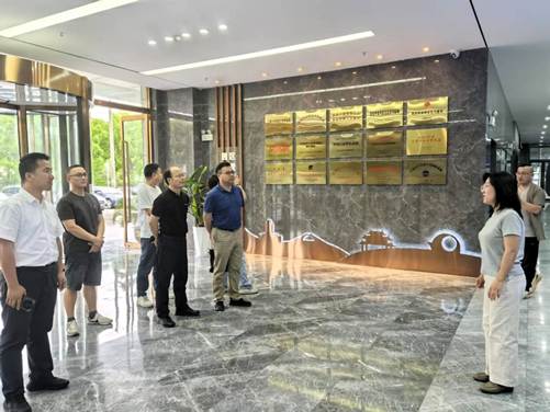 一群人站在建筑外面 AI 生成的内容可能不正确。