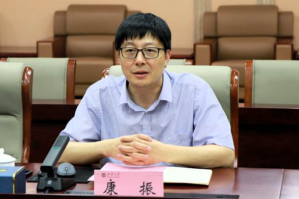 桌子前的人 AI 生成的内容可能不正确。