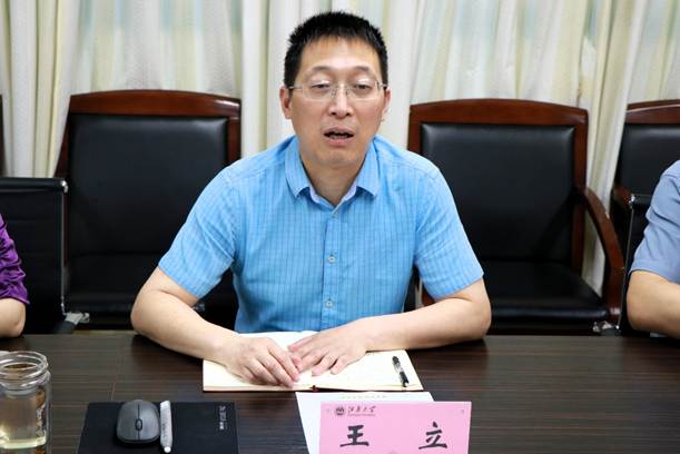 桌子前的人 AI 生成的内容可能不正确。