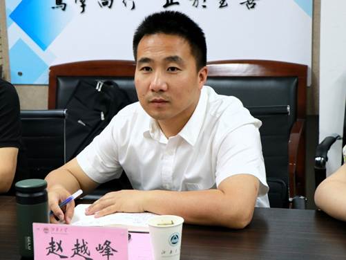 人坐在桌子前 AI 生成的内容可能不正确。