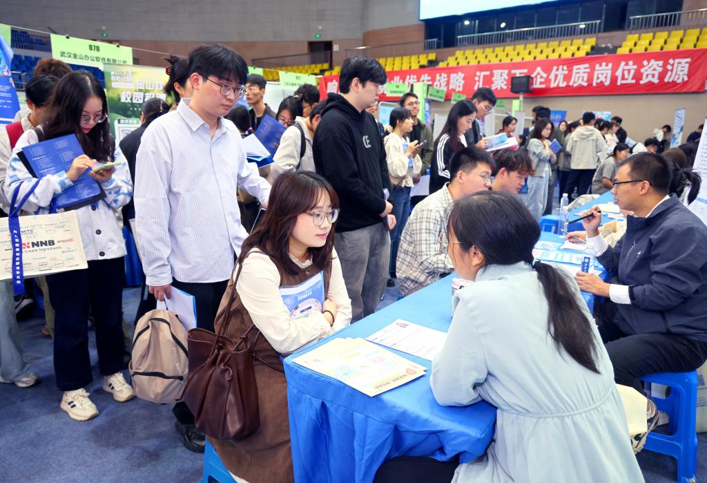 毕业生积极求职.jpg