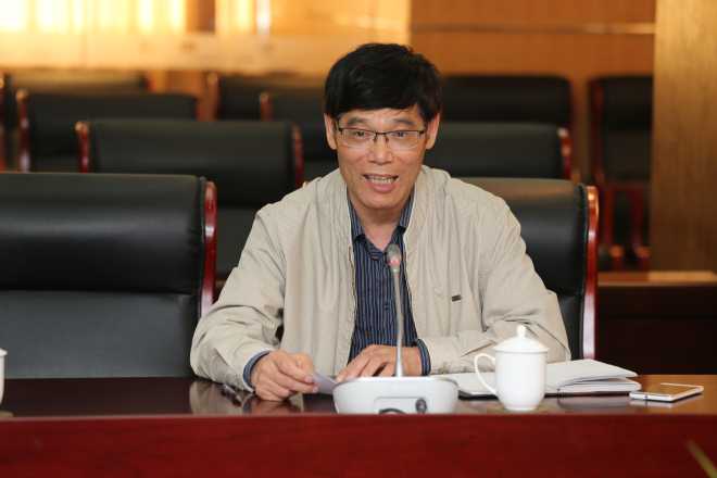 校工会主席冯群康主持会议