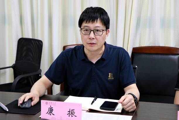 男人坐在桌子前 AI 生成的内容可能不正确。