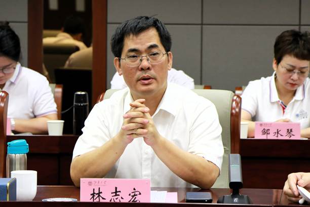 桌子上有人的照片上写着字 AI 生成的内容可能不正确。