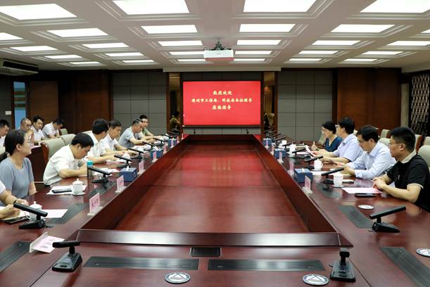 会议室里的人们 AI 生成的内容可能不正确。