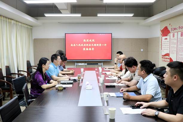 会议室里的人们 AI 生成的内容可能不正确。